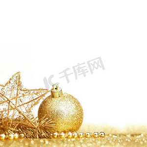 金色美丽的圣诞装饰在闪光背景。金色圣诞装饰