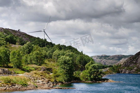发电机农场在岩石海岸丘陵，风力涡轮机在挪威。可再生生态能源概念海岸丘陵上的风力涡轮机农场