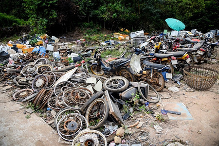 废与发动机摩托车旧锈，堆旧锈金属轮辋在汽车鼓轮汽车废料