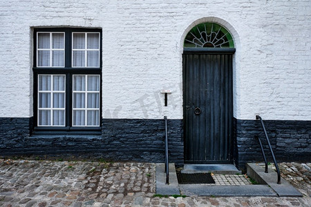 极简门窗摄影照片_比利时布鲁日(Brugge)，一座老房子的门窗。比利时布鲁日的豪宅