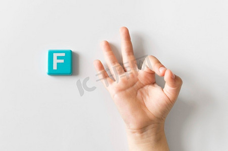 手势信号摄影照片_手语手势显示字母f