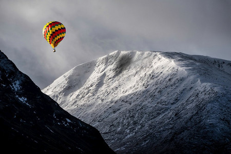热气球的数字合成图像飞行在苏格兰令人惊叹的美丽的冬季景观图像失去的山谷 