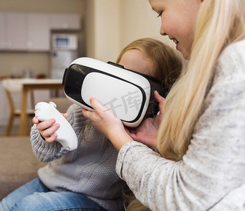戴着VR眼镜的前视儿童3