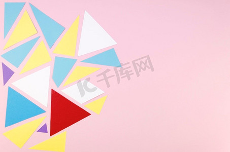 平面布局充满活力的几何纸三角形与复制空间