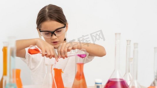 戴着安全眼镜做化学实验的女孩