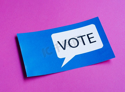 奥林巴斯数码相机.蓝色卡与投票讲话气泡紫色背景