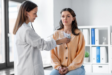 医学,医疗保健和人的概念-带听诊器的女医生和医院的女病人.上衣西服