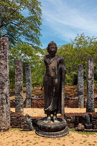 石佛雕像摄影照片_ Polonnaruwa，斯里兰卡，游客