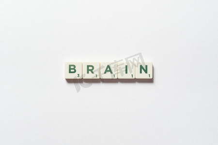 脑字形成的拼字游戏块在白色背景。心理健康意识大脑由拼字游戏块组成。