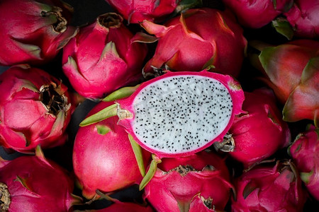 火龙果在皮塔哈亚背景上切成两半，新鲜的火龙果热带在亚洲泰国健康水果概念-顶视