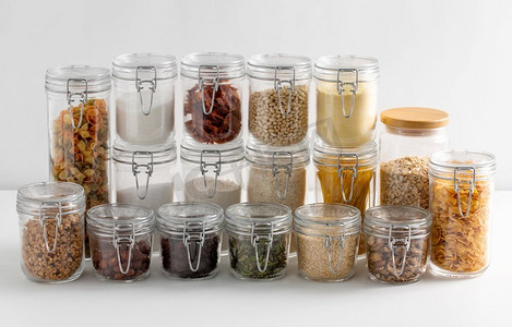 食物储存，烹饪和储存概念—在桌子上装有不同谷物或杂货的罐子。桌上盛有谷物或杂货的罐子