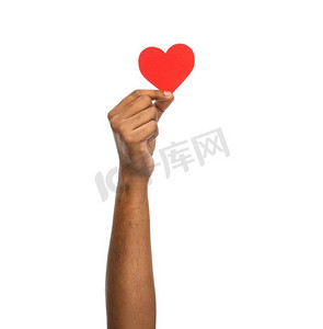 慈善，爱和健康概念—关闭手拿着红色的心在白色背景手拿着红心特写