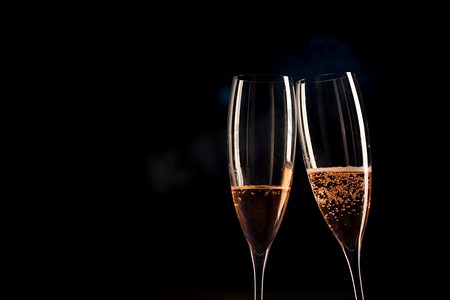 两个香槟杯和节日灯光新年快乐