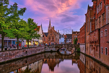 傍晚黄昏的布鲁日布鲁日风景如画的景色，有桥梁和中世纪的房子，比利时。比利时布鲁日的黄昏景色
