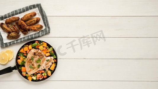 鸡翅菜炒锅蔬菜木桌