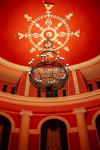 梅奥摄影照片_古董天花板枝形吊灯与灯在红色光拱形天花板