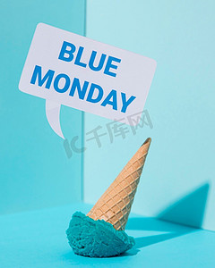 蓝色星期一概念配冰淇淋
