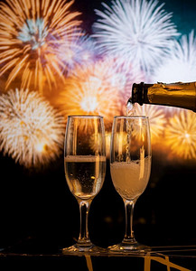 2019全新摄影照片_两个香槟杯，迎着烟花新年前夜庆祝活动’