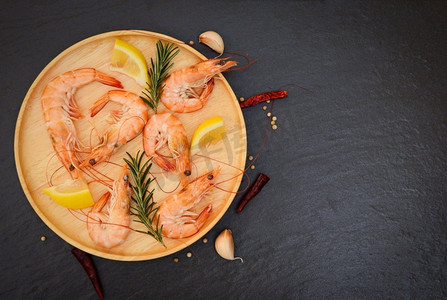 木盘上的鲜虾配迷迭香柠檬，海鲜餐厅煮的去皮虾-俯瞰