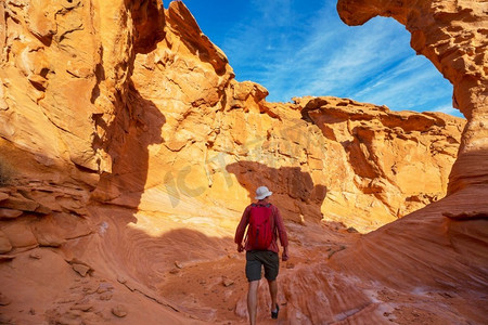 徒步旅行者在内华达州拉斯维加斯附近的内华达州沙漠的石拱门内，美国