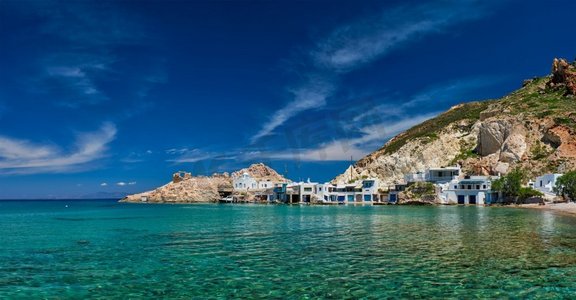 希腊米洛斯岛的菲拉波塔莫斯海滩和渔村全景。希腊米洛斯菲拉波塔莫斯海滩