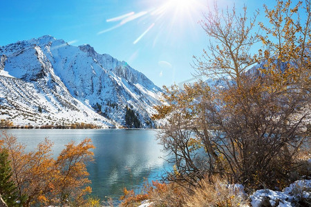 美丽的自然景色在初冬山区。内华达山脉风景。美国加利福尼亚州旅游和寒假背景。