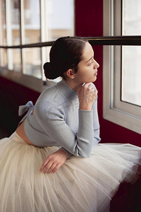 芭蕾舞女演员向窗外看的芭蕾舞裙