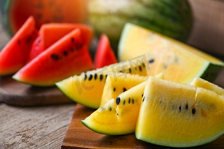 特写镜头甜的西瓜片片新鲜的西瓜热带夏天水果，红和黄的西瓜片在木砧板