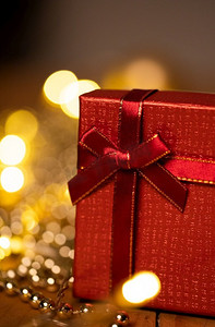红色礼品盒和节日圣诞灯