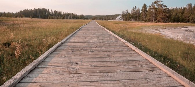 美国怀俄明州黄石国家公园地热区的木木板路