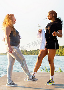 敬礼摄影照片_女性朋友做脚踝敬礼，而锻炼湖