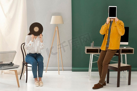 听音乐摄影照片_画像女人听音乐用平板电脑搭载男人