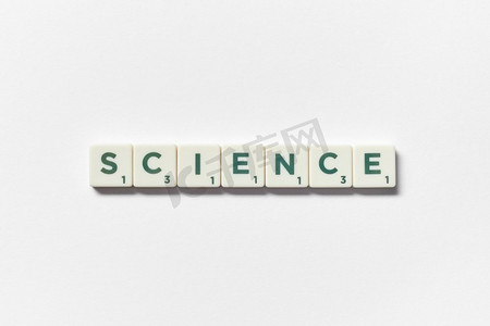 字科学形成的拼字砖白色背景。创意模板与复制空间..科学形成的涂鸦瓷砖在白色背景。