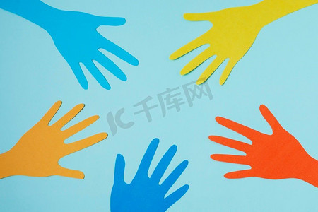 新型冠状病毒的概念与五颜六色的手