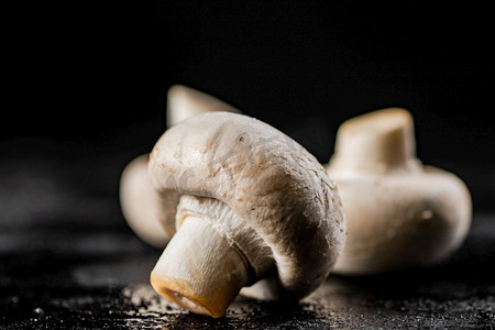 新鲜的蘑菇香菇在桌子上.杏鲍菇香菇