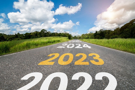 公路摄影照片_年底，2023年，前方
