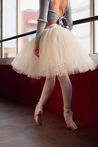 侧面视图芭蕾舞女郎芭蕾舞裙跳舞窗口