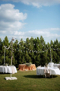 餐饮大气摄影照片_在花园宴会的婚礼装饰元素，大气的装饰