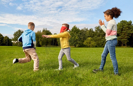 童年,休闲和人的概念-一群快乐的孩子玩标签游戏和在公园跑步.