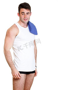 健康快乐的年轻人，白色背景上隔着毛巾