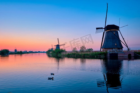 暮色中，荷兰著名旅游景点Kinderdijk上的荷兰乡村风景画和风车。荷兰Kinderdijk的风车。荷兰