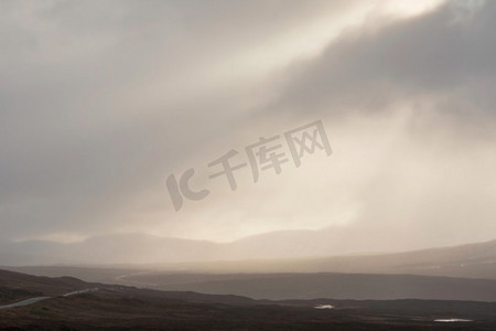 农村现场摄影照片_令人惊叹的兰诺奇沼泽在暴雨期间的冬季景观图像，使现场看起来雾蒙蒙的