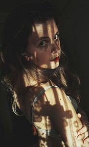femme摄影照片_艺术肖像的一个年轻女子与复古皮影风格