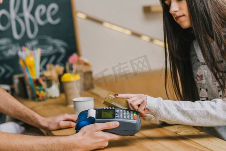 女人用信用卡支付咖啡馆