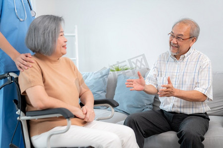 一对心满意足的老年夫妇和他们的家庭护士.老年人病人