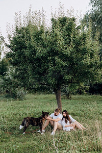 大通摄影照片_大狗散步与一个男孩和一个女孩在绿色草原
