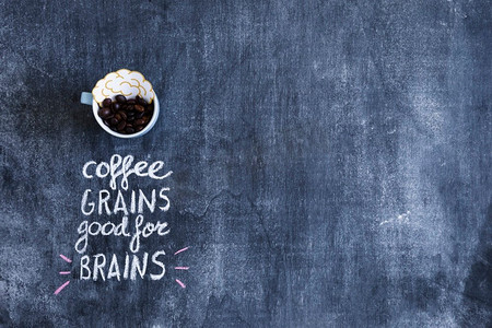 脑纸切咖啡豆杯与文字黑板