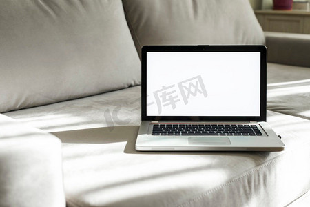 开放式笔记本电脑与白色显示屏灰色沙发