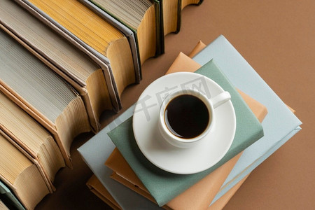 cofee摄影照片_带杯咖啡的图书整理
