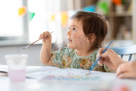 童年，艺术和休闲概念—小女婴在家里或幼儿园绘画。小女婴在家里或幼儿园绘画